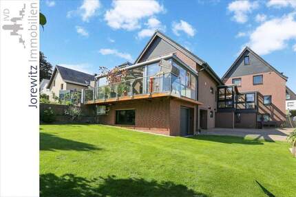 Jöllenbeck: 2 bereits in Wohnungseigentum aufgeteilte Einfamilienhäuser mit 4 Garagen & 6 Stellplätzen 9 zimmer