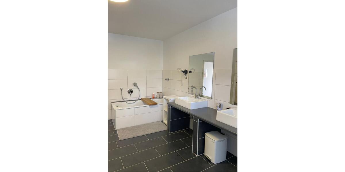 Erdgeschoßwohnung Halle - 3.5 Zimmer, 176 m&sup2;, 1.496&euro; | Angebot:25759255