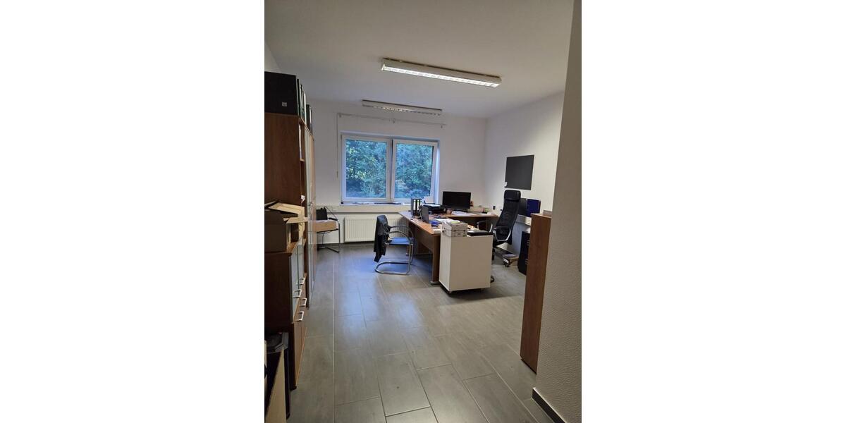 Lager-Produktionshalle mit Büroflächen zur Untervermietung zimmer