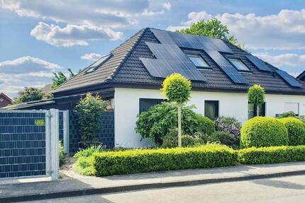Einfamilienhaus freistehend mit voll ausgebautem Walmdach, Garten