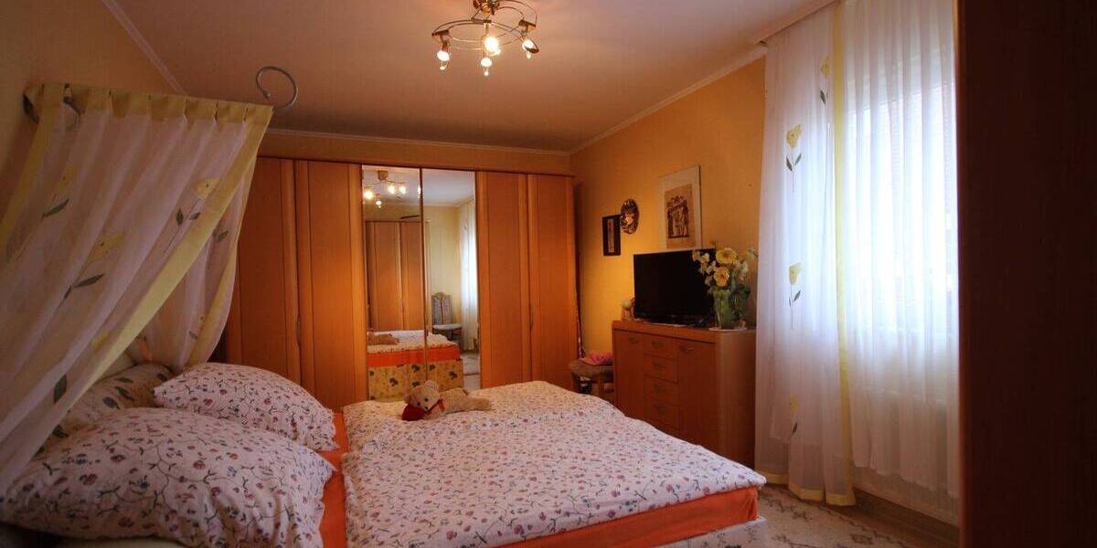 Gepflegte Doppelhaushälfte mit zwei Wohneinheiten 5 zimmer