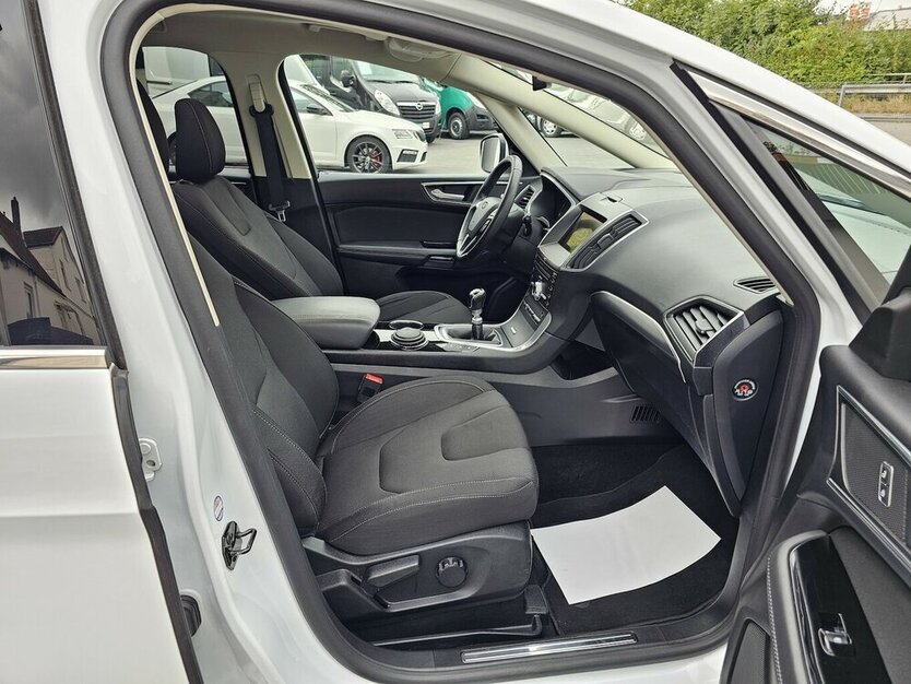 S-Max 2.0 Titanium 7-Sitzer NAVI AHK RFK PANO