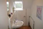 Zum Verkauf bieten wir an: ein großes Wohnhaus (Altbau) mit 3 Wohnungen und 2 Garagen in stadtnaher Wohnlage