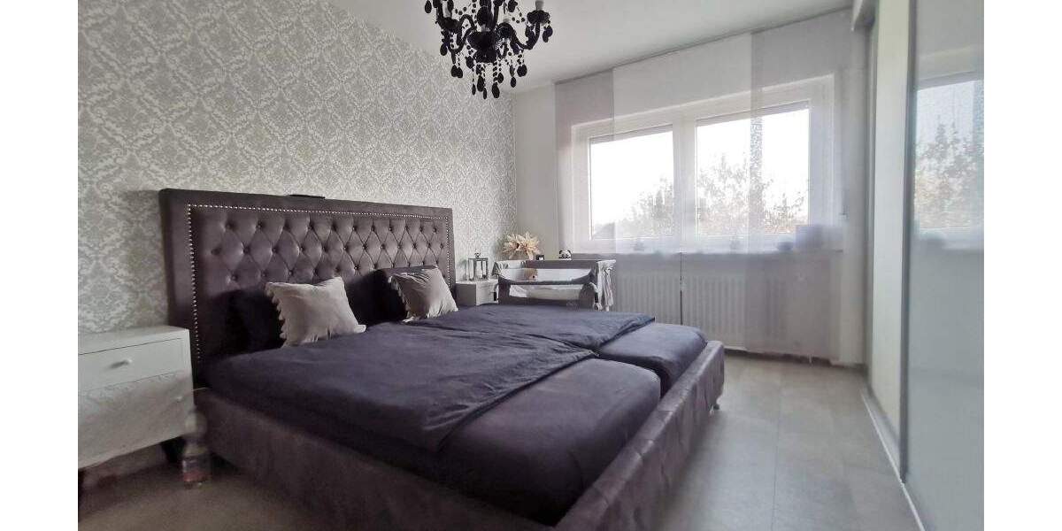 == Hier haben Sie das ganze Dachgeschoss für sich! Renovierte ETW in Lipperreihe == 3 zimmer