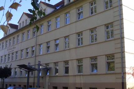 Wohnen in einem historischen Baudenkmal: 3-Zimmer-Eigentumswohnung im Erdgeschoss mit Balkon- Nähe Krankenhaus 3 zimmer