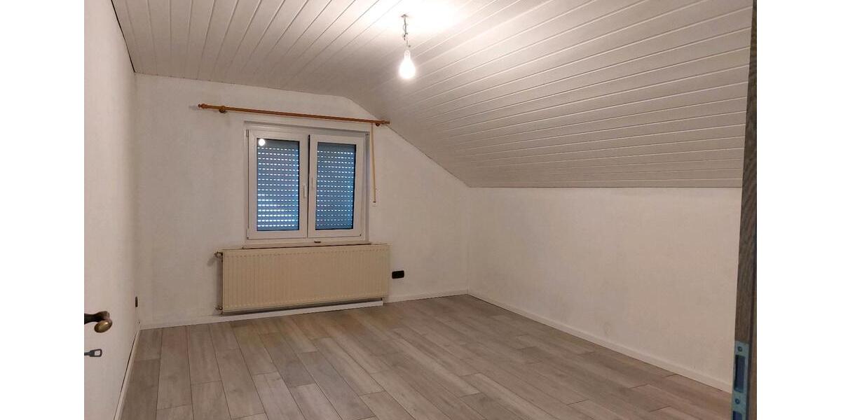 Wohnung DG 85qm (KM 680 € Warmmiete inkl. Strom ca.1080 €) 3 zimmer