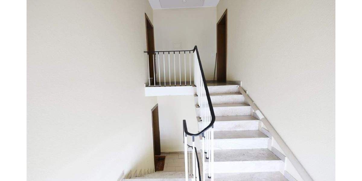 == Hier haben Sie das ganze Dachgeschoss für sich! Renovierte ETW in Lipperreihe == 3 zimmer