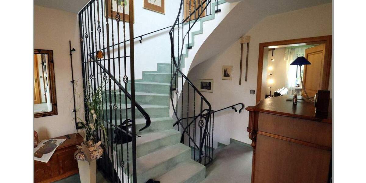 Sehr gepflegtes, unterkellertes Einfamilienhaus mit 3 Garagen 4 zimmer