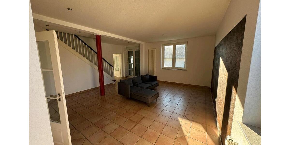 Etagenwohnung Halle - 4 Zimmer, 160 m&sup2;, 1.200&euro; | Angebot:25407439