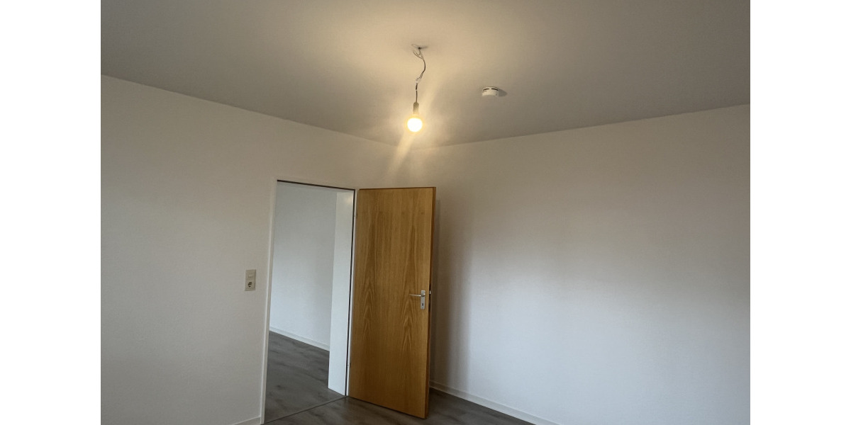 !!Schnell sein!! *Frisch renoviert* Helle 2-Zimmerwohnung mit BALKON**im ERDGESCHOSS 2 zimmer