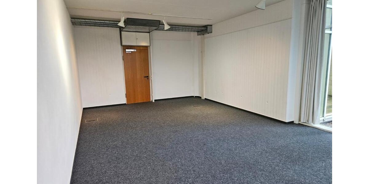 GILDE-Zentrum Detmold: 39 m² im Erdgeschoss mit Über-Eck-Fenster und Blick ins Grüne zimmer