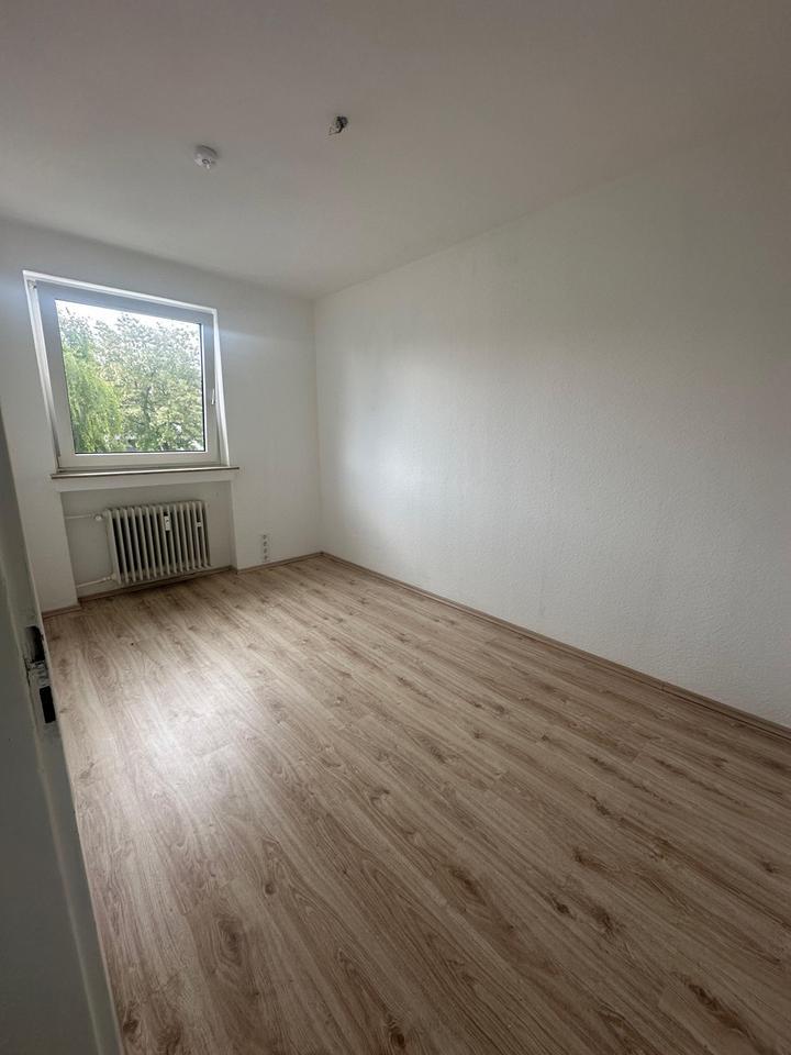 Helle und sanierte 3 Zimmer-Wohnung mit Balkon – Sofort verfügbar