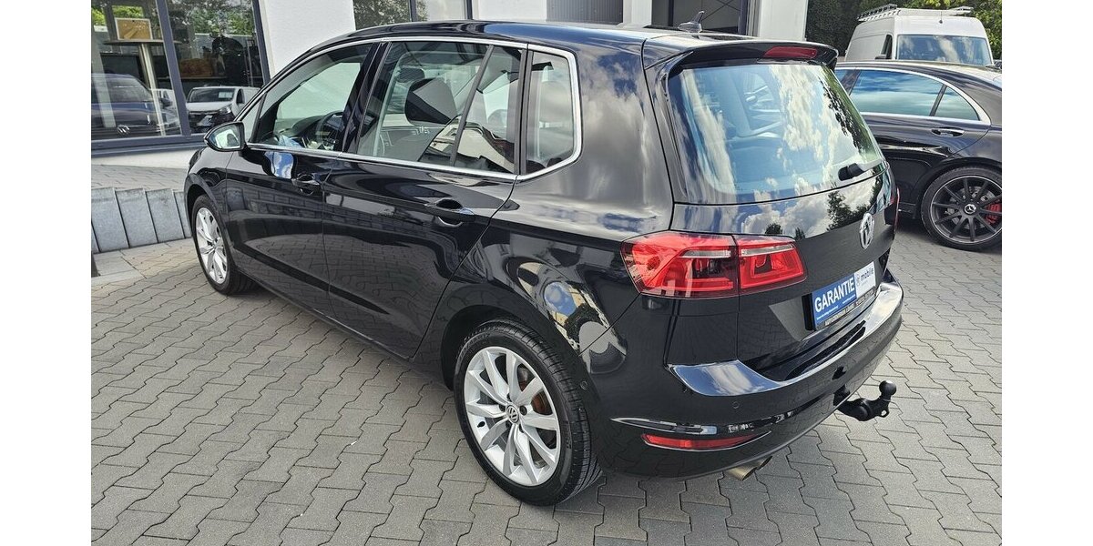 VW Golf Sportsvan 1.4 TSI Highline LEDER NAVI AHK 105.050 km 12.990 &euro; Löhne 32584