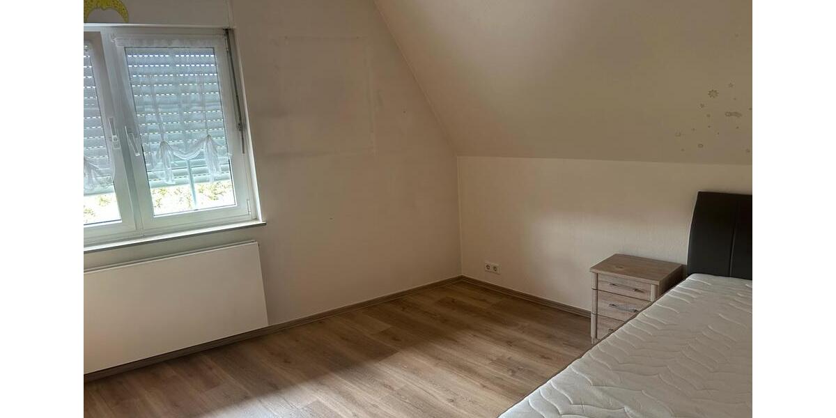 Dachgeschoßwohnung Halle - 4 Zimmer, 92 m&sup2;, 850&euro; | Angebot:26423126