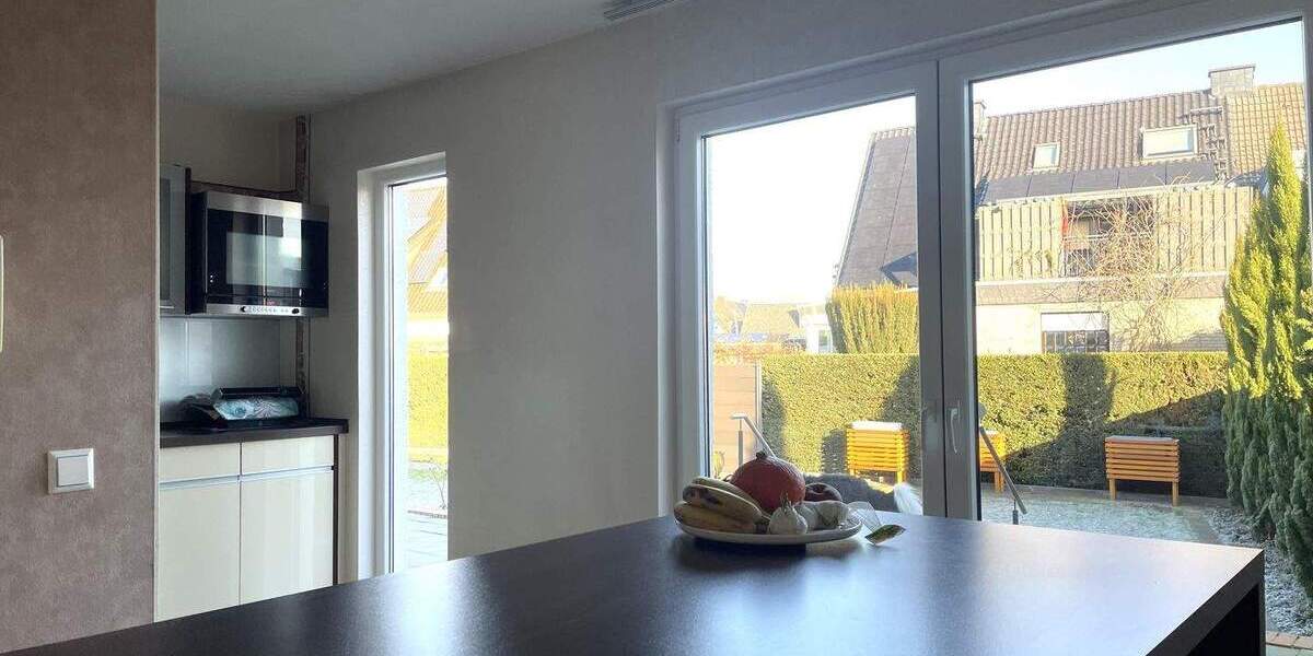 Geschmackvoll teilsanierte DHH mit schönem Garten und Doppelgarage 4 zimmer