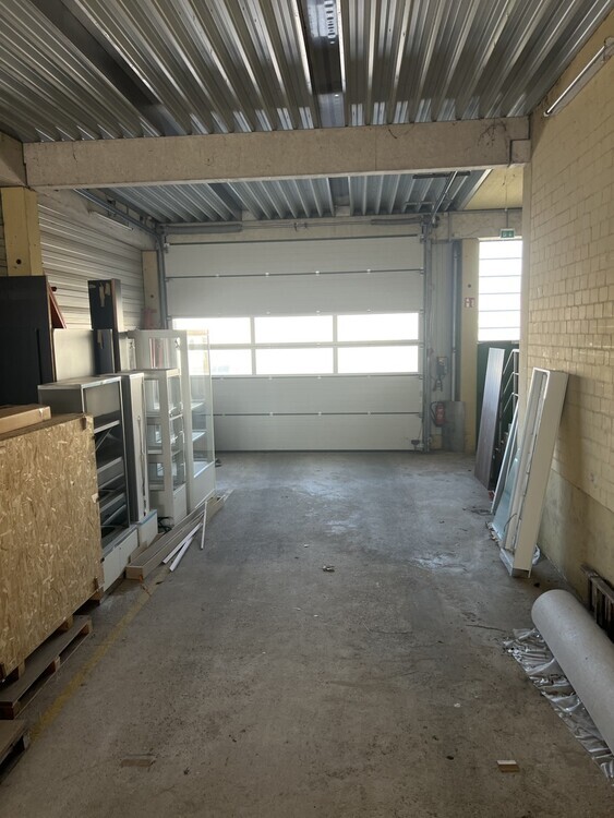 Lagerhalle mit überdachter Ladezone und großem Außenbereich. zimmer