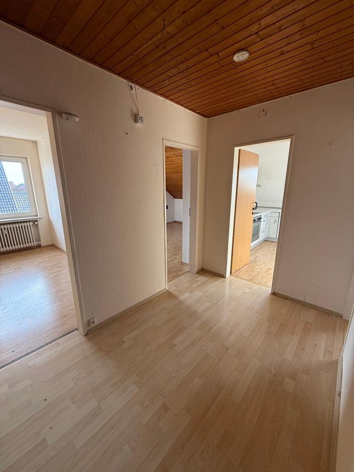 2-Zimmer-Dachgeschoßwohnung in ruhiger 30er-Zone, EBK+Parkplatz