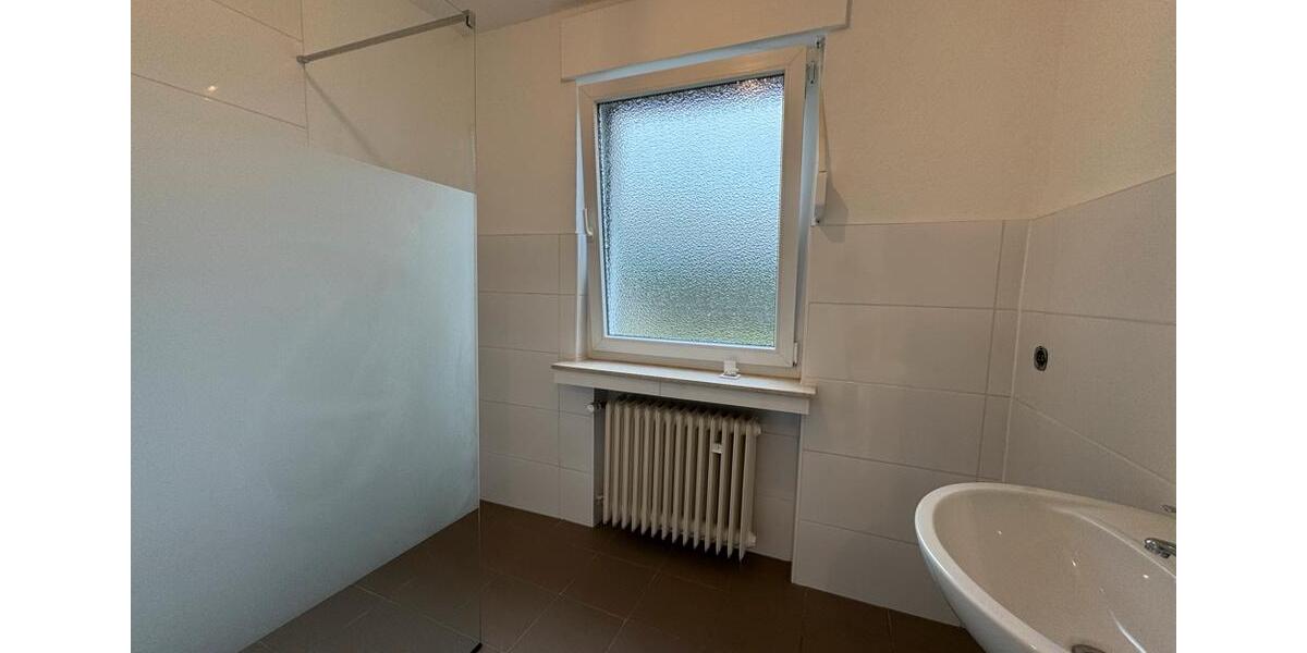 Von innen und von außen frisch renovierter Gewerbestandort – Ideale Anbindung zimmer