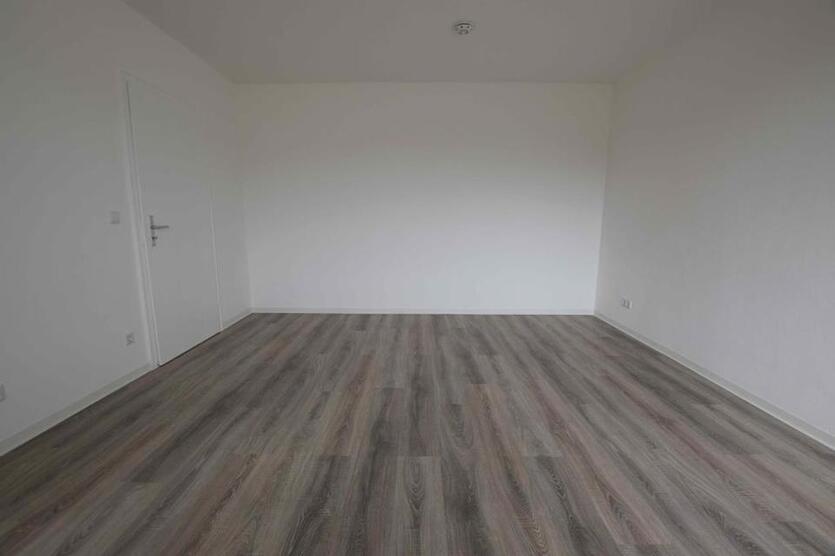 ! Zum Einzug bereit! Renovierte 3-Raumwohnung mit Wanne und Balkon ! zimmer