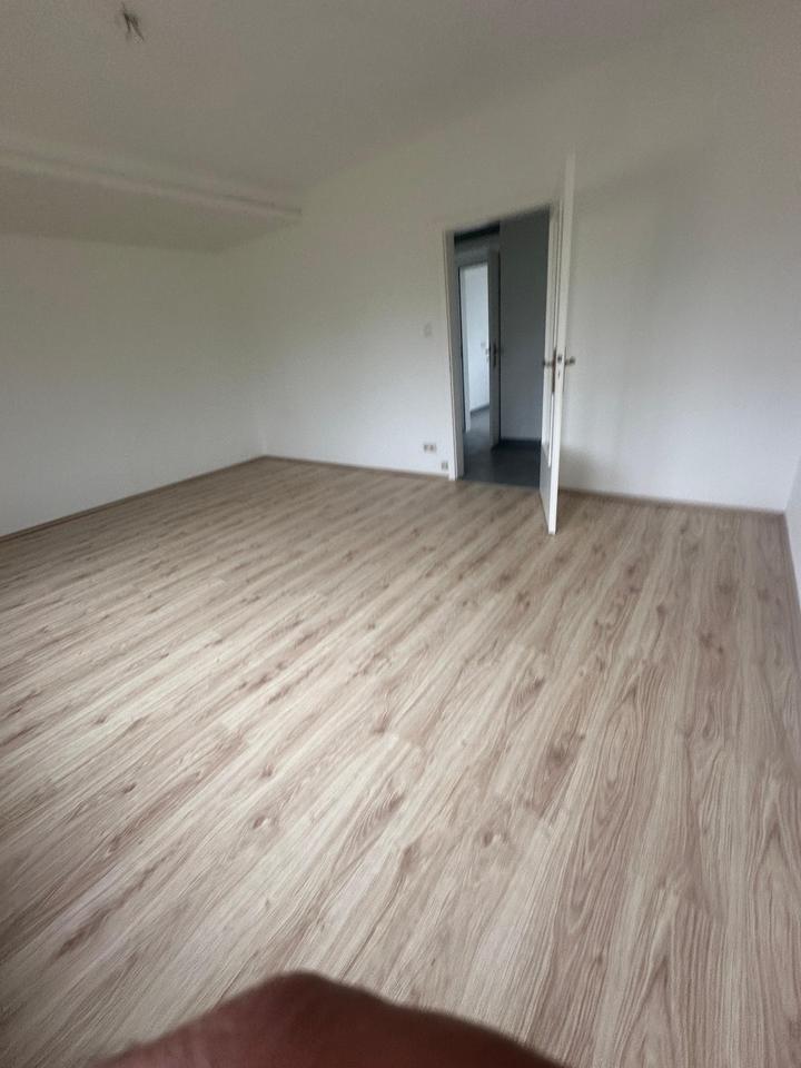 Helle und sanierte 3 Zimmer-Wohnung mit Balkon – Sofort verfügbar