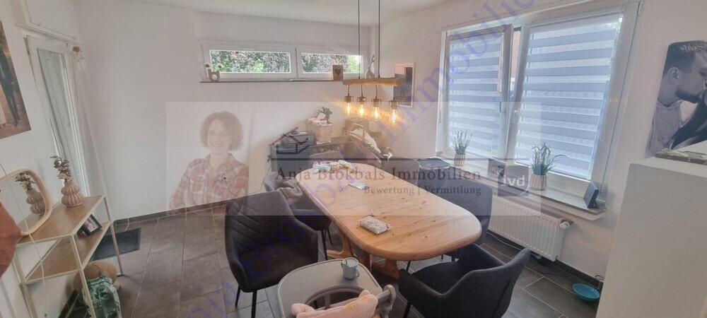 Zweifamilienhaus mit ausgebautem DG und 3 mit Garagen in Harsewinkel, provisionsfrei für Käufer