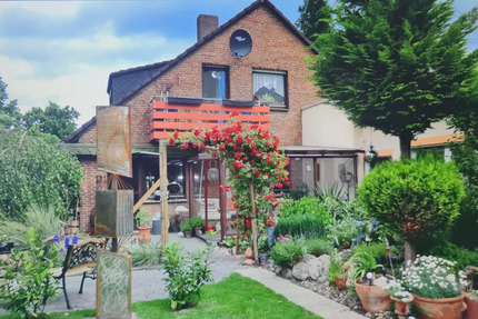 6-Parteien-Haus (645 m²) plus Lagerhalle mit Büro (610 m²) zimmer