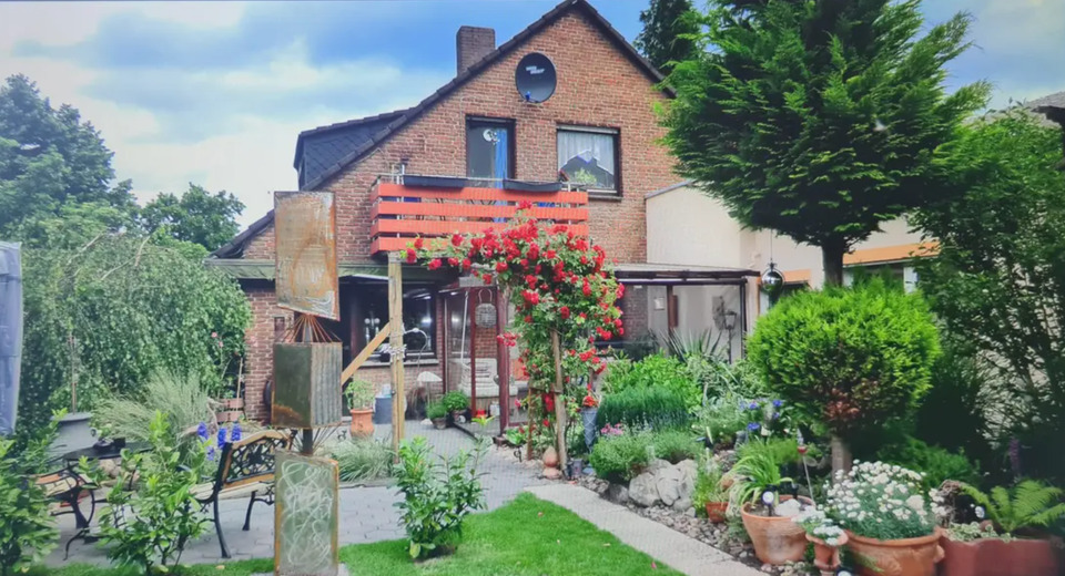 6-Parteien-Haus (645 m²) plus Lagerhalle mit Büro (610 m²) zimmer