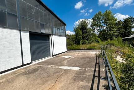 Hohe, modernisierte Produktions-Lagerhalle zimmer