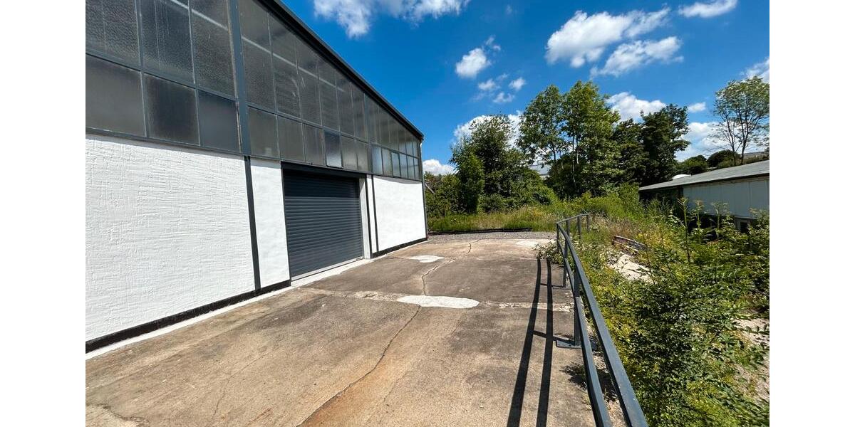 Hohe, modernisierte Produktions-Lagerhalle zimmer