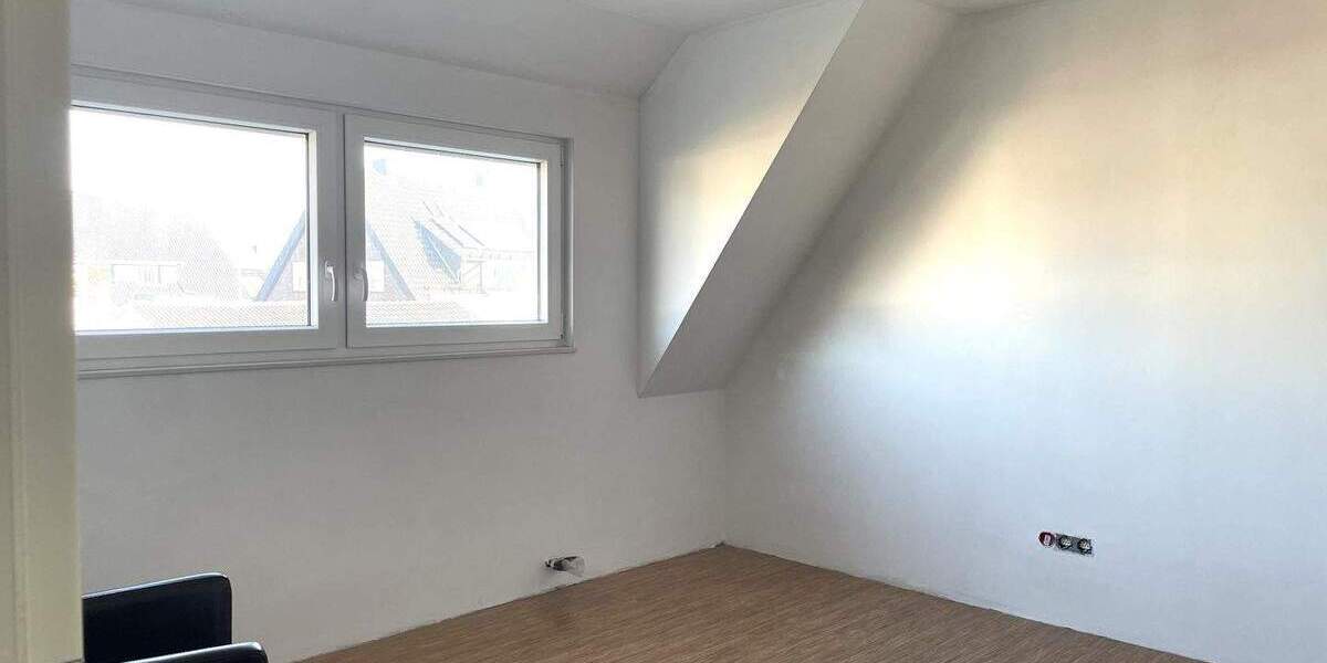 Geschmackvoll teilsanierte DHH mit schönem Garten und Doppelgarage 4 zimmer