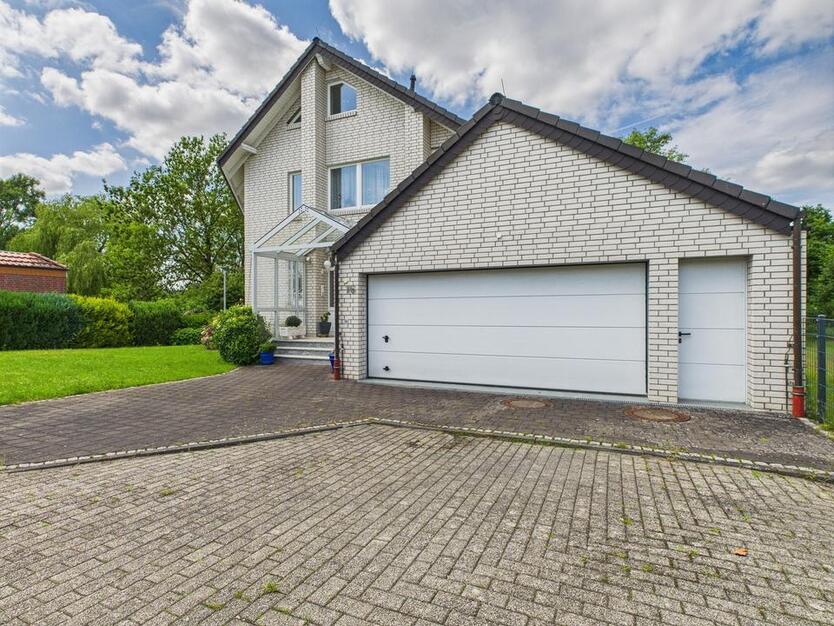 Großes Einfamilienhaus mit Doppelgarage in toller Lage von Bad Lippspringe zum mieten
