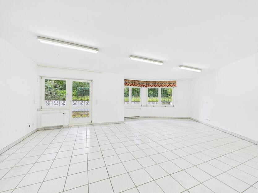Großes Einfamilienhaus mit Doppelgarage in toller Lage von Bad Lippspringe zum mieten