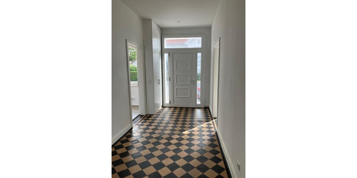 Schöne renovierte Altbauwohnung zentral gelegen in Halle 3 zimmer