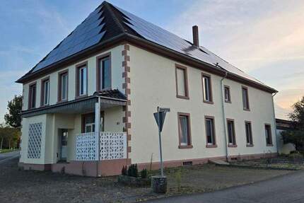 Zweifamilienhaus mit Scheune und großen Eigentumsgrundstück 1 zimmer