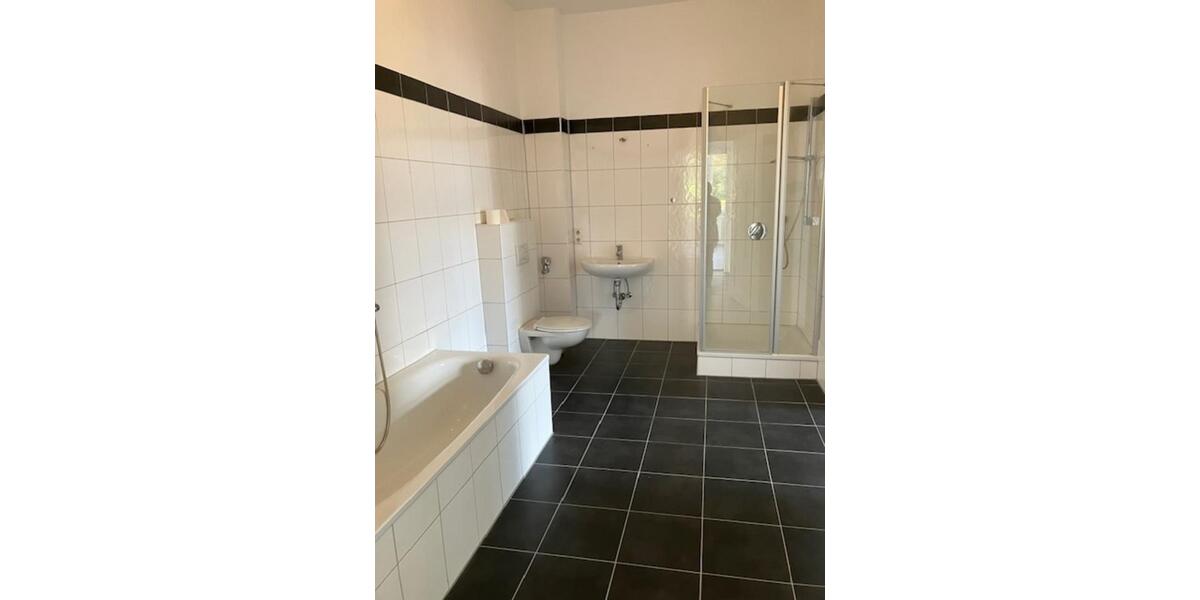 Schöne renovierte Altbauwohnung zentral gelegen in Halle 3 zimmer