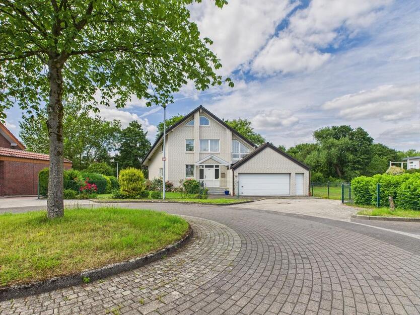 Großes Einfamilienhaus mit Doppelgarage in toller Lage von Bad Lippspringe zum mieten