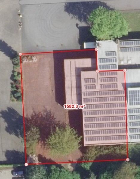 Lagerhalle mit überdachter Ladezone und großem Außenbereich. zimmer