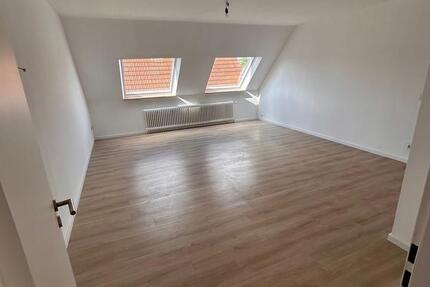 3-Zimmer DG-Wohnung | Neu saniert | Großes Wohnzimmer | Balkon 3 zimmer