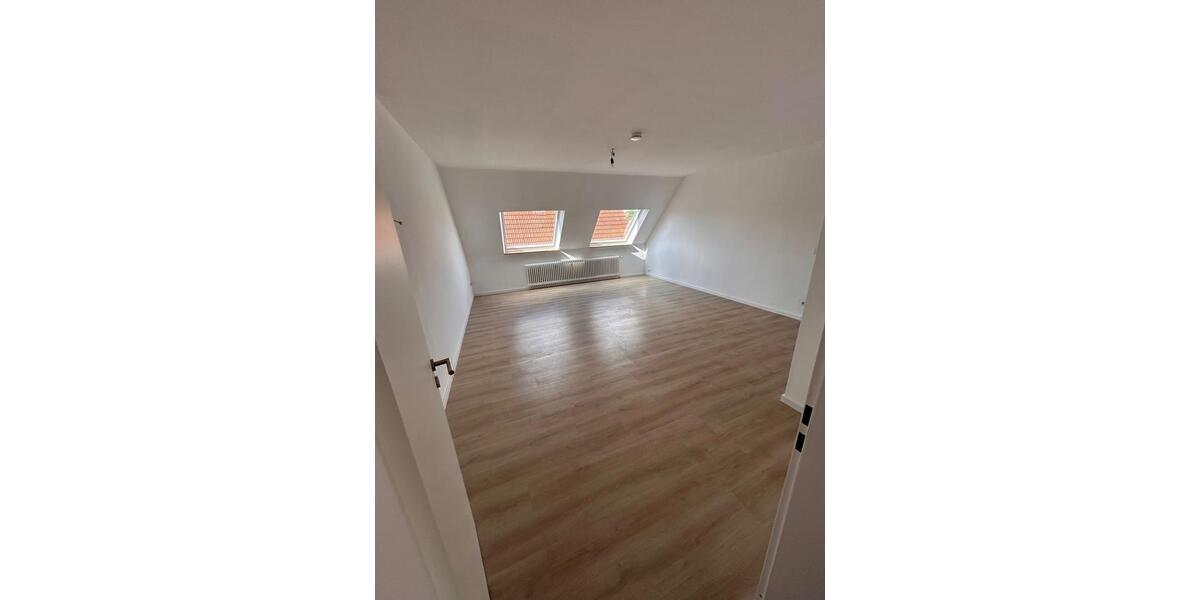 3-Zimmer DG-Wohnung | Neu saniert | Großes Wohnzimmer | Balkon 3 zimmer