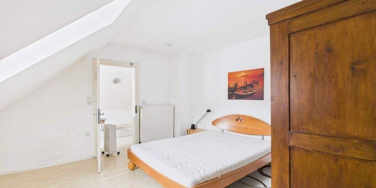 Bielefeld-Mitte: Sanierungsbedürftige Altbauwohnung mit Potential | zwei abgetrennte Wohneinheiten 4 zimmer