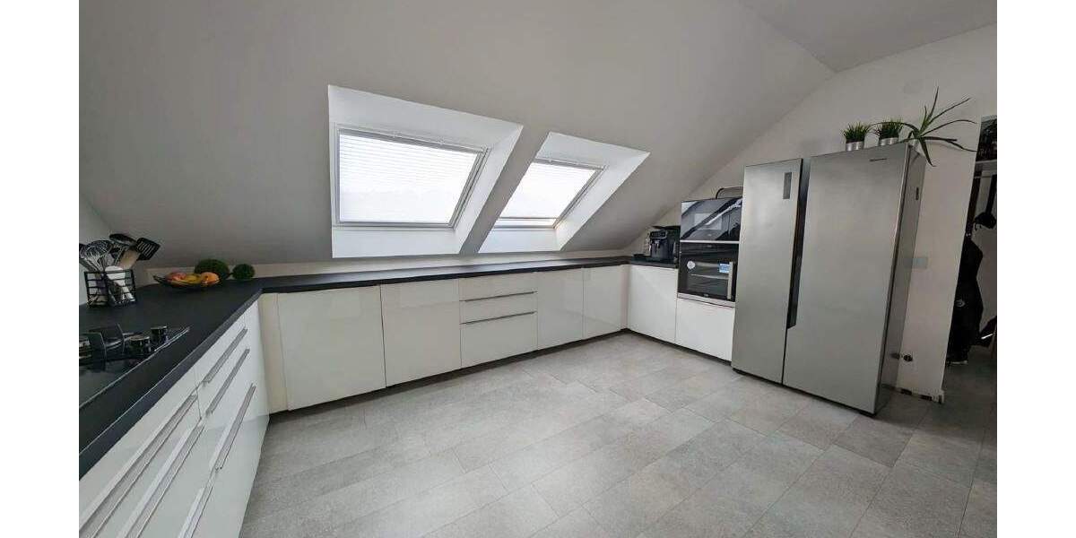 == Hier haben Sie das ganze Dachgeschoss für sich! Renovierte ETW in Lipperreihe == 3 zimmer