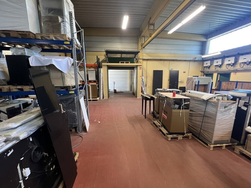 Lagerhalle mit überdachter Ladezone und großem Außenbereich. zimmer