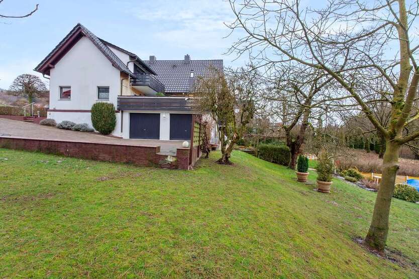 Haus zum Kaufen in Hüllhorst 336.000 € 213 m²