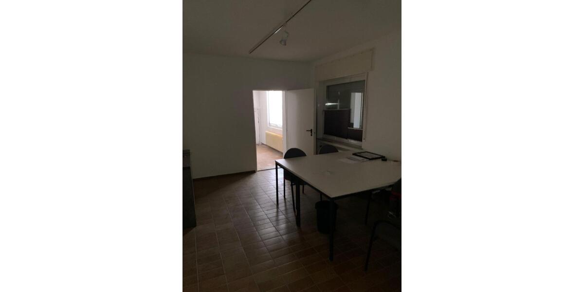 Freistehende Lagerhalle mit Büroräumen zimmer