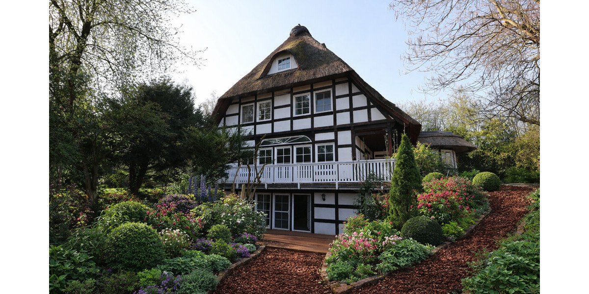 Exklusive Villa mit Wellnessbereich, Pool & großem Grundstück (inkl. Renovierung und neuem Dach) - Villa Hüllhorst | Angebot:26002980