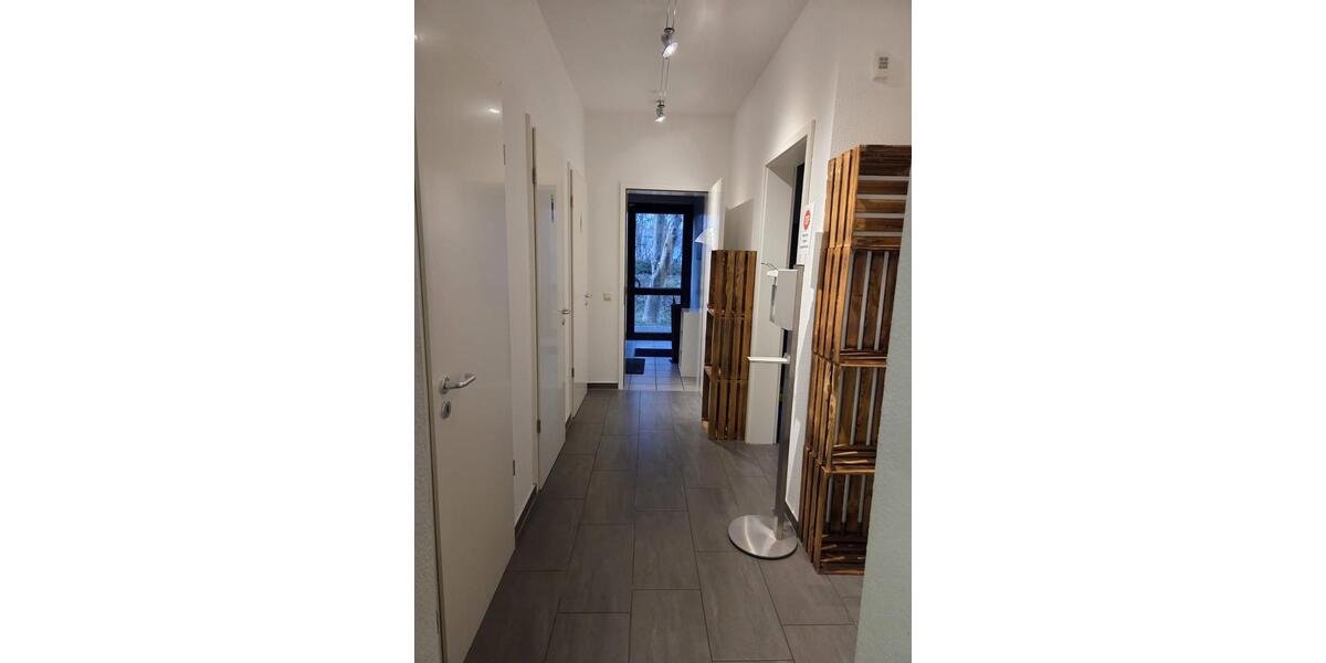 Lager-Produktionshalle mit Büroflächen zur Untervermietung zimmer