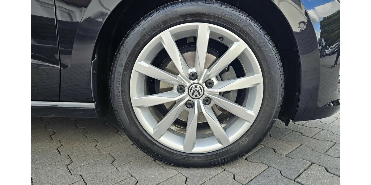 VW Golf Sportsvan 1.4 TSI Highline LEDER NAVI AHK 105.050 km 13.990 &euro; Löhne 32584