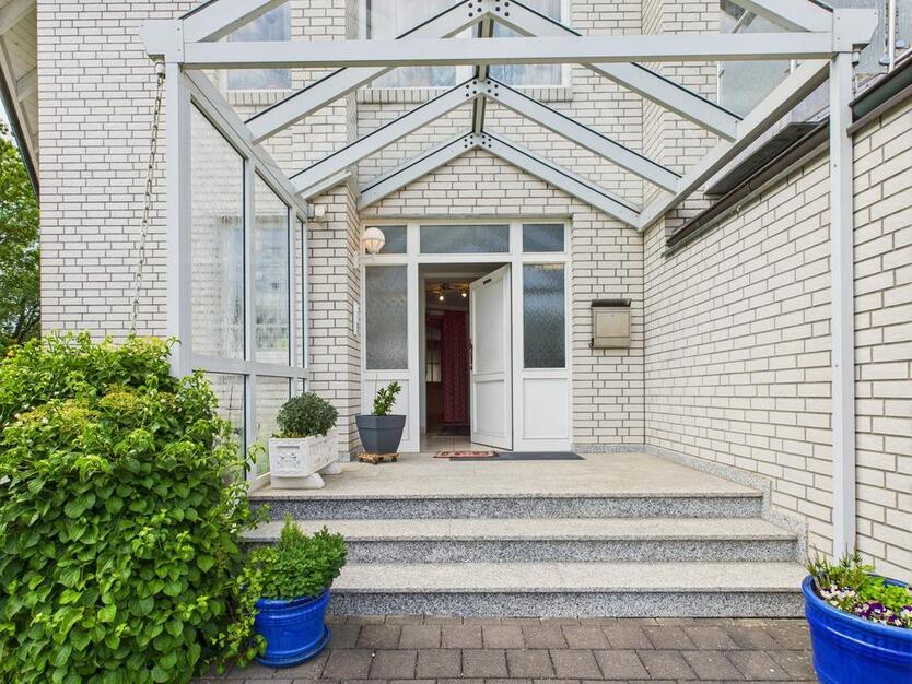 Großes Einfamilienhaus mit Doppelgarage in toller Lage von Bad Lippspringe zum mieten