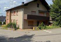 Großzügiges Haus mit 2 Wohnungen, und Bauland! Besichtigung 06. Sep. von 15.00 bis 17.00 Uhr