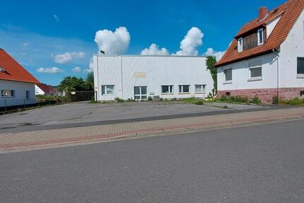 Gewerbehallen mit Büros und Haus zimmer